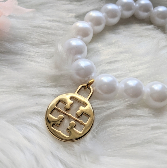 Tory Burch Large Logo Charm on Pearl Bracelet New - Picture 2 of 6
